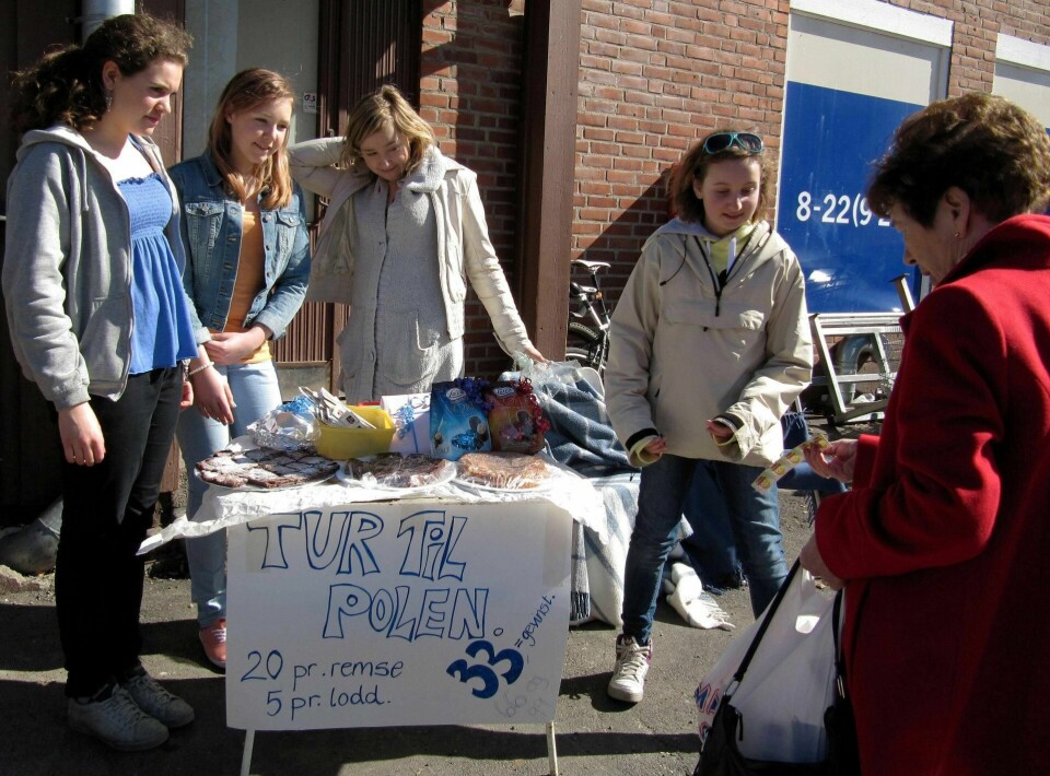 TURFORBEREDELSE: Kreativiteten er stor når skoleklassene skal forberede tur. Det skal selges toalettpapir, vaskemidler, sokker, julekaker og mye mer for å bidra til turen. FOTO: BERIT KEILEN/NTB SCANPIX