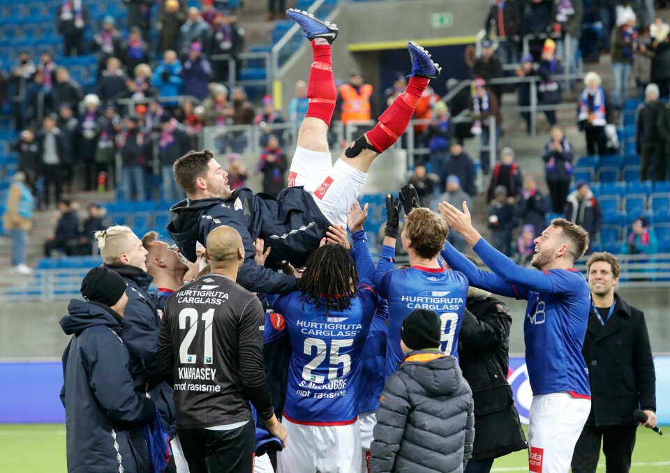 Daniel Fredheim Holm feires på Intility arena etter kampslutt lørdag kveld. Oslo 20181124.Daniel Fredheim Holm hylles etter sin siste kamp eliteseriekampen i fotball mellom Vålerenga og Ranheim TF på Intility Arena.Foto: Terje Bendiksby / NTB scanpix