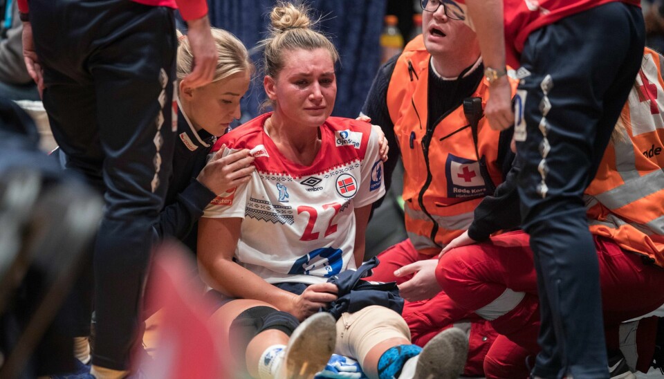 Amanda Kurtovic i tårer etter at hun skadd under kampen mellom Norge-Frankrike i firenasjonersturneringen på Fornebu.
