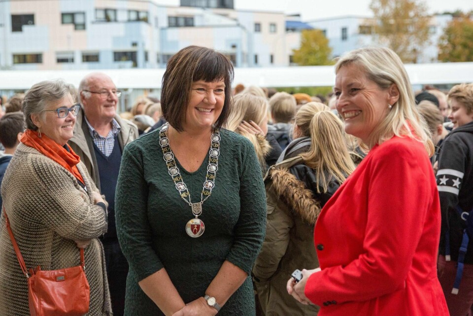 Inger-Lise Skartlien (Ap), ordfører i Rygge, har bestemt seg for å fortsette som politiker, til tross for at hun ikke ble Aps ordførerkandidat i nye Moss. Her under åpningen av Rygge ungdomsskole med rektor Elisabeth Dyhre (tl høyre).