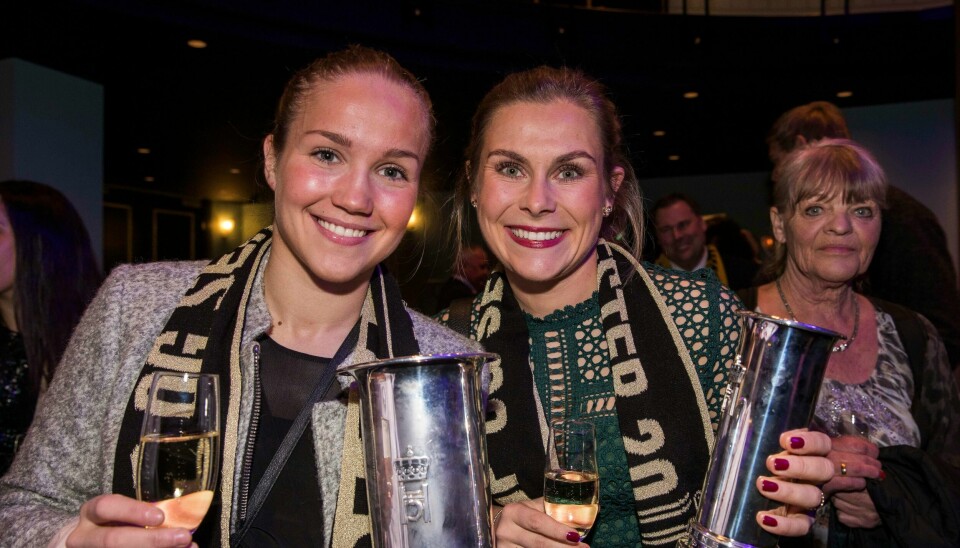 Guro Reiten (t.v.) scoret to av målene da LSK Kvinner banket Sandviken 4-0 i cupfinalen. Her er hun med pokalen sammen med Emilie Haavi på banketten.