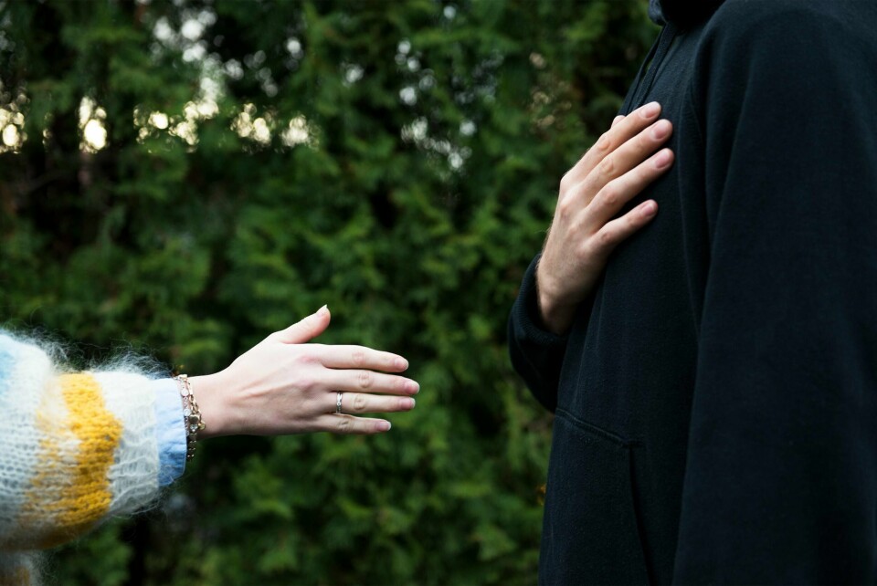 «Josef» ønsker på grunn av sin tro ikke å fysisk berøre kvinner utenfor sin nære familie. Derfor legger han hånden på hjertet i møte med kvinner, i stedet for å hånda.
