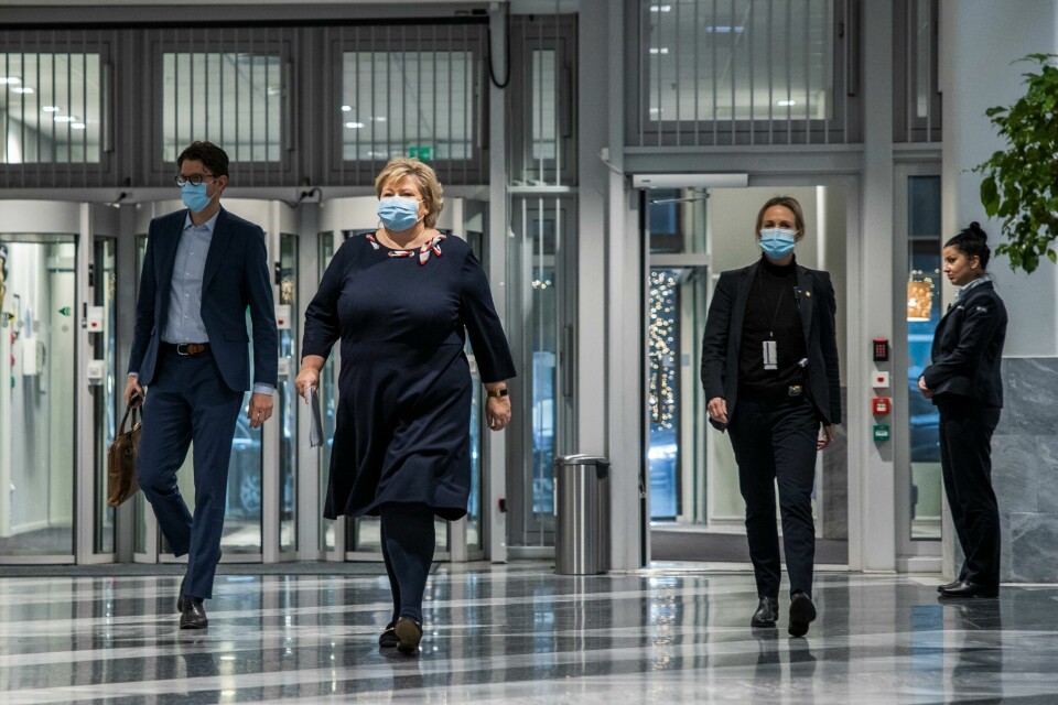 Oslo 20201202. Statsminister Erna Solberg ankommer pressekonferansen om koronasituasjonen og julefeiring. Helse- og omsorgsminister Bent Høie og kunnskaps- og integreringsminister Guri Melby deltar også i tillegg til Helsedirektør Bjørn Guldvog og avdelingsdirektør Line Vold i Folkehelseinstituttet.Foto: Jil Yngland / NTB Oslo 20201202. Statsminister Erna Solberg ankommer pressekonferansen om koronasituasjonen og julefeiring. Helse- og omsorgsminister Bent Høie og kunnskaps- og integreringsminister Guri Melby deltar også i tillegg til Helsedirektør Bjørn Guldvog og avdelingsdirektør Line Vold i Folkehelseinstituttet.Foto: Jil Yngland / NTB