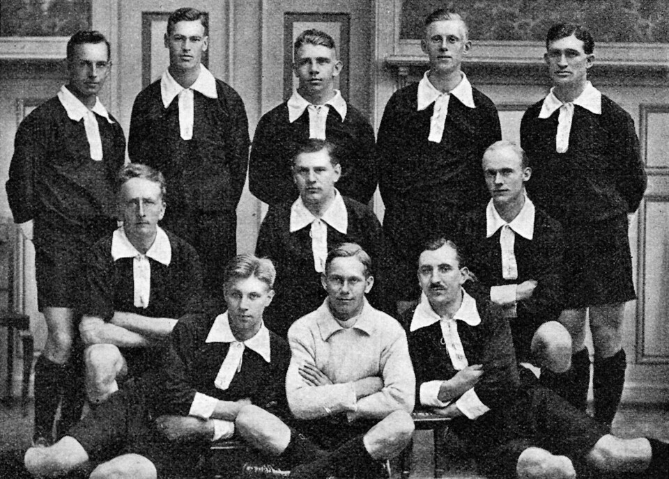 NORGESMESTERE I FOTBALL 1918: Johnny Helgesen (nr. 3 bak f.v.) scoret to mål da Kvik Halden slo Brann 4–0 i cupfinalen 1918. Bak fra venstre: Peder Puck, Alf Flinth, Johnny Helgesen, Arne Andersen og Hartvig Olavsen. I midten: Ole Paulsbo, Thomas Andersen og Fritz Karlsen. Foran: Johan Svendsen, Ole Paulsen og Otto Klein. NORGESMESTERE I FOTBALL 1918: Johnny Helgesen (nr. 3 bak f.v.) scoret to mål da Kvik Halden slo Brann 4–0 i cupfinalen 1918. Bak fra venstre: Peder Puck, Alf Flinth, Johnny Helgesen, Arne Andersen og Hartvig Olavsen. I midten: Ole Paulsbo, Thomas Andersen og Fritz Karlsen. Foran: Johan Svendsen, Ole Paulsen og Otto Klein.