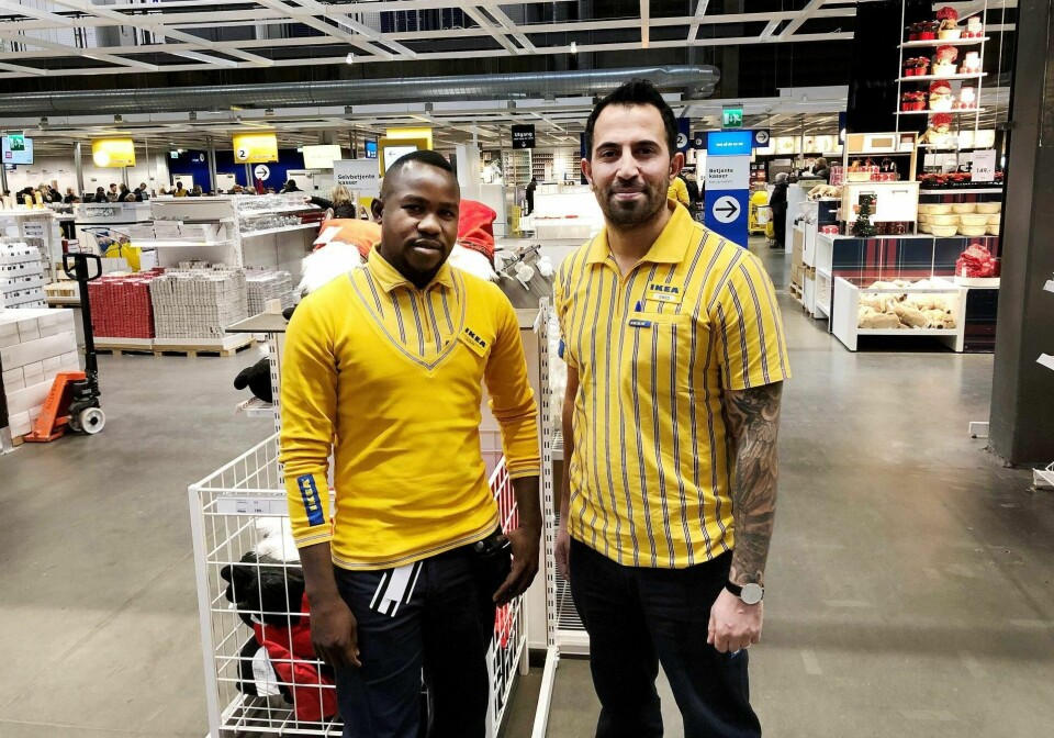 Sudanske Hassan Yacob (t.v.) har i løpet tre år i Norge lært seg godt norsk og fått fast jobb på Ikea gjennom programmet «Hurtigsporet». Her sammen med assisterende varehussjef på Ikea Furuset, Omer Poor.