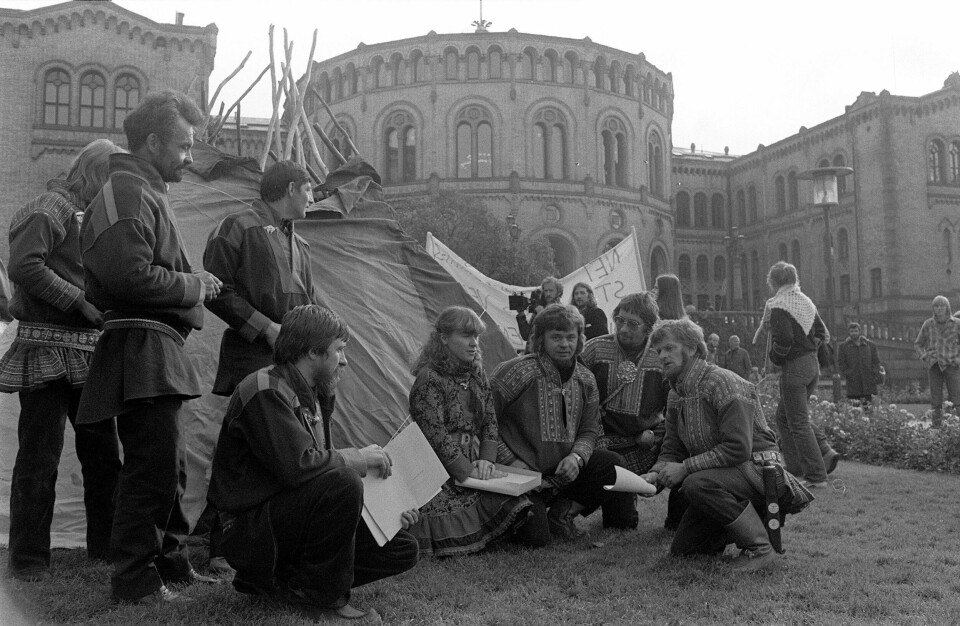 OSLO 19791008: Samer med lavvo (sametelt) foran Stortinget i Oslo demonstrerer mot utbyggingen av Alta-Kautokeino-vassdraget. Foto: Vidar Knai, / NTB / SCANPIX - - Bildet er ca 6 MB - - OSLO 19791008: Samer med lavvo (sametelt) foran Stortinget i Oslo demonstrerer mot utbyggingen av Alta-Kautokeino-vassdraget. Foto: Vidar Knai, / NTB / SCANPIX - - Bildet er ca 6 MB - -