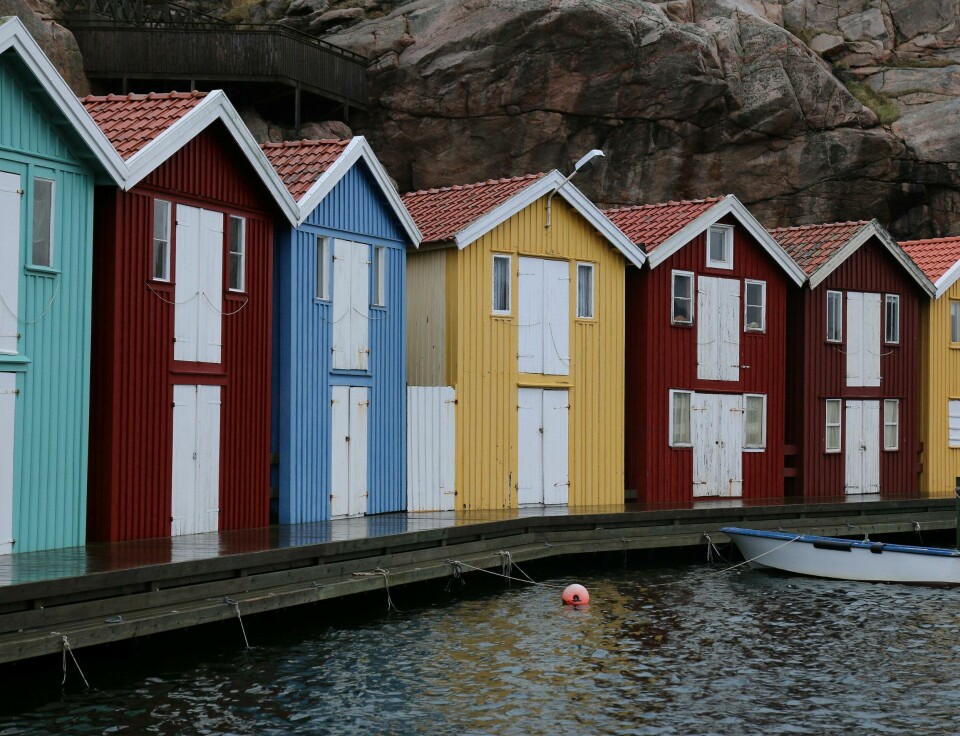 FOTOMOTIV: De fargerike sjøbodene på brygga i Smögen er et klassisk fotomotiv for besøkende. FOTOMOTIV: De fargerike sjøbodene på brygga i Smögen er et klassisk fotomotiv for besøkende.