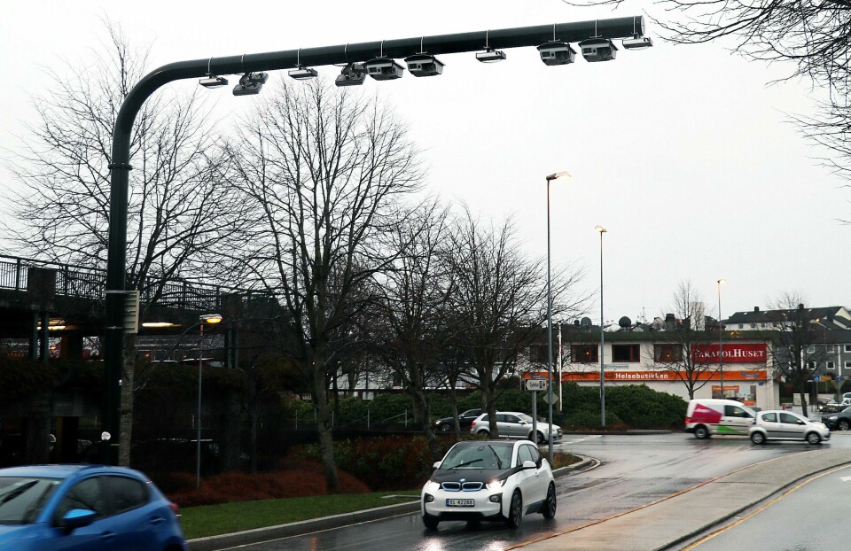 Regjeringen har gitt grønt lys for innkreving av opptil halv takst for elbiler. Regjeringen har gitt grønt lys for innkreving av opptil halv takst for elbiler.