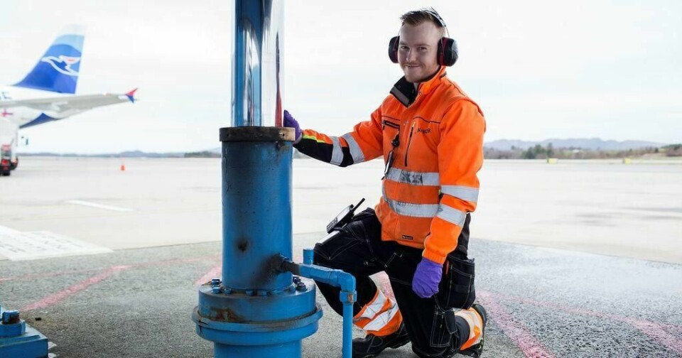 En av mange oppgaver på flyplassen, er vedlikehold av flybroene. Lærling Adrian Falke (22) sjekker at det ikke er noen lekkasjer i løftesylinderen. Foto: Silje Robinson