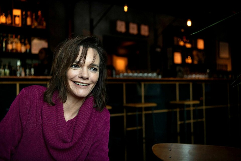 Julie Winge har vært edru i fem år og går ikke lenger på fest. Men i 30 år handlet både ferier og hverdager om drikking. – Julehøytiden var ikke noe annerledes enn en onsdag i april. Vi alkoholikere drikker. Det som er spesielt med julehøytiden, er at det går mer ut over andre, som familien, sier Winge.