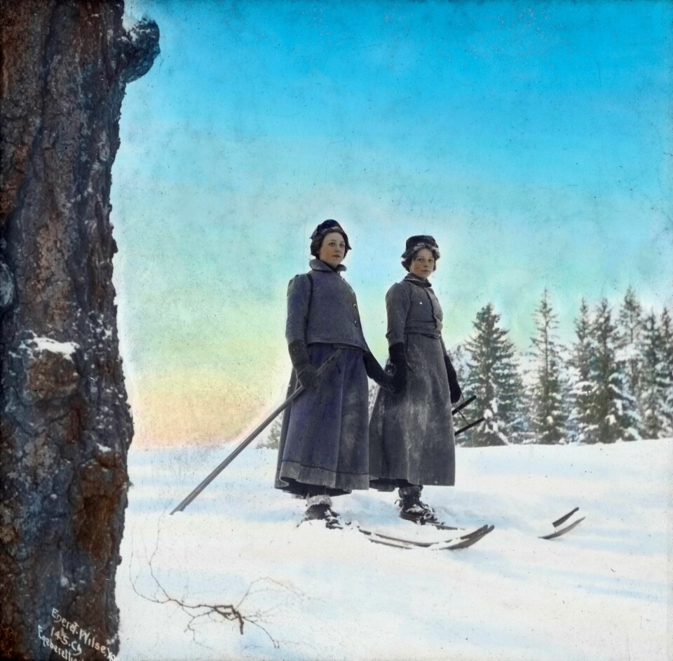 Skijenter, trolig fra Holmenkollen eller Nordmarka. Skijenter, trolig fra Holmenkollen eller Nordmarka.