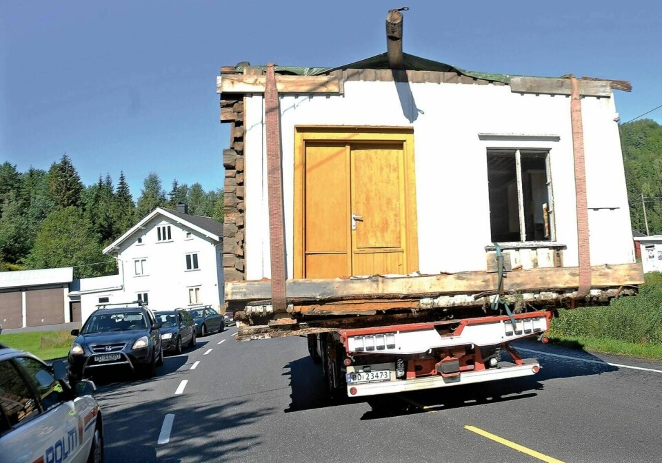Se opp! Motgående trafikk måtte stoppes da dette gamle huset skulle fraktes til museum.