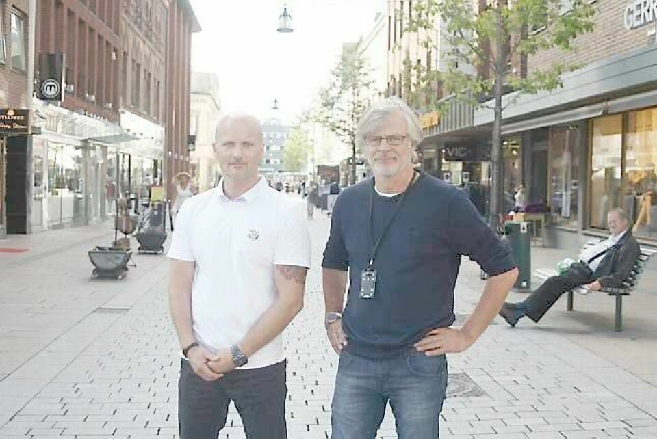 Stig Bjørnø og Stein Kortvedt driver forretning i Drammen sentrum og er lite imponert over kommunens håndverk. FOTO: PERNILLE VESTENGEN