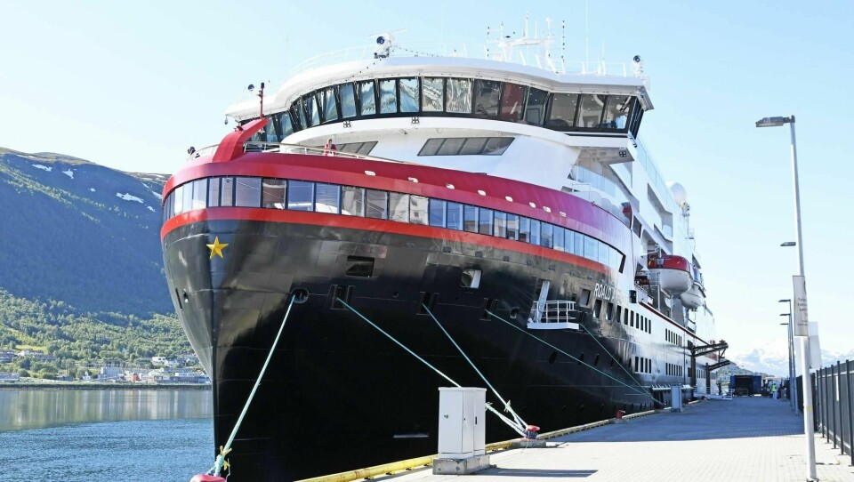 Hurtigrutens splitter nye ekspedisjonsskip MS Roald Amundsen ved kai i Tromsø. Skipet har 15 norske offiserer og et mannskap på 70–80 personer fra Filippinene.