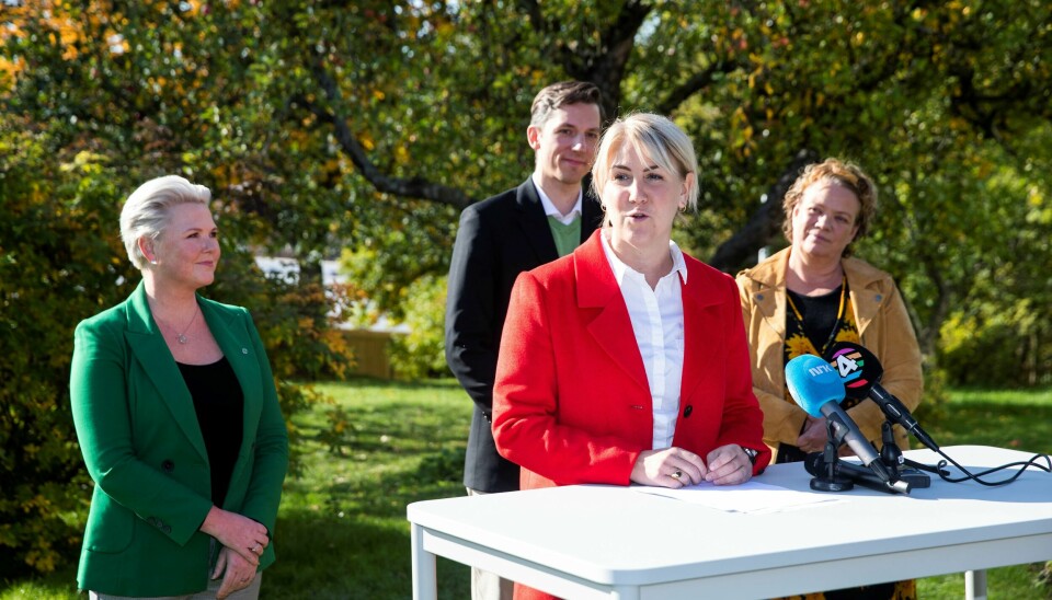 Den nye politiske ledelsen i Viken la fram sin politiske plattform på Skårer gård i Lørenskog tirsdag. (F.v:) Anne Beathe Tvinnereim (Sp), Tonje Brenna (Ap), Kristoffer Robin Haug (MDG) og Camilla Sørensen Eidsvold (SV)