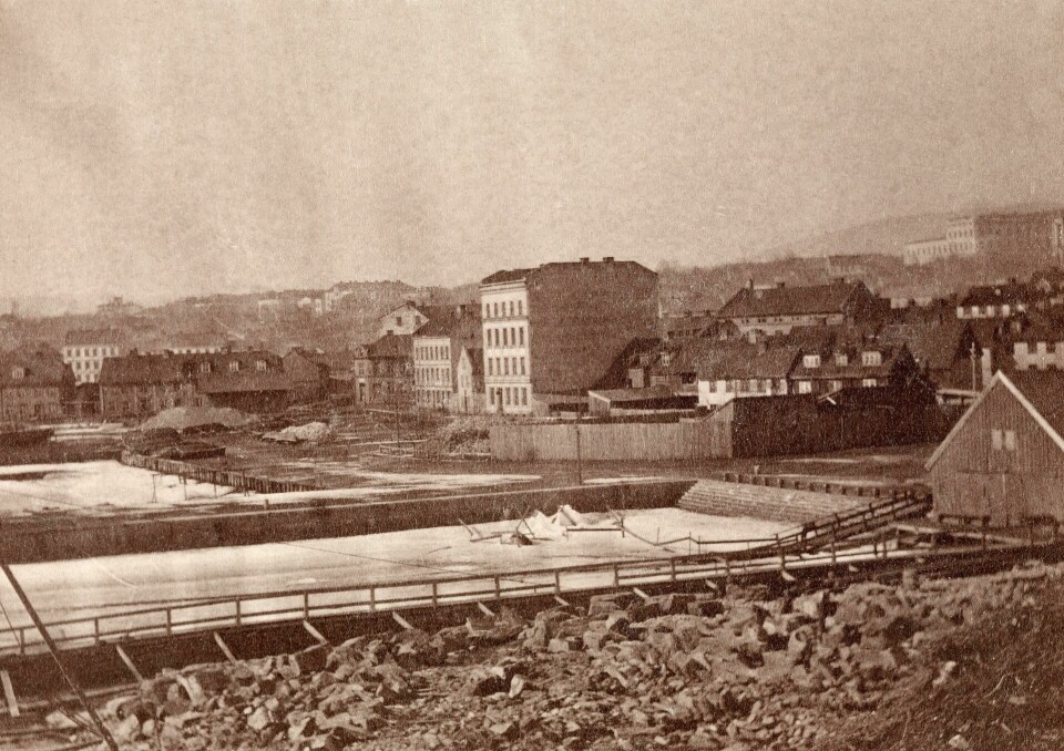 Bebyggelsen i Pipervika før kaianlegget var ferdig og Vestbanestasjonen bygd, cirka 1860. Slottet i bakgrunnen til høyre. Bebyggelsen i Pipervika før kaianlegget var ferdig og Vestbanestasjonen bygd, cirka 1860. Slottet i bakgrunnen til høyre.
