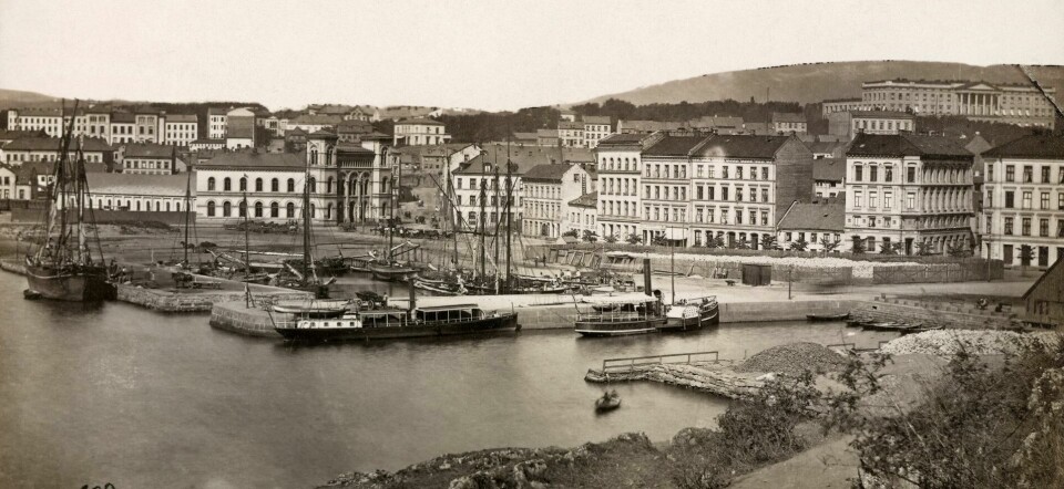 Da stasjonen til Drammensbanen (Vestbanen) ble anlagt i 1872, ble også bryggeanleggene utvida, og småbåtene flytta til Filipstad. I samme forbindelse fant man ut at bebyggelsen i Pipervika ikke var representativ nok. For å skjule elendigheta for tog- og båtpassasjerene, ble det reist en murhusrekke foran småhusa, som fikk adresse Sjøgata. Bildet er antakelig tatt i 1877. Da stasjonen til Drammensbanen (Vestbanen) ble anlagt i 1872, ble også bryggeanleggene utvida, og småbåtene flytta til Filipstad. I samme forbindelse fant man ut at bebyggelsen i Pipervika ikke var representativ nok. For å skjule elendigheta for tog- og båtpassasjerene, ble det reist en murhusrekke foran småhusa, som fikk adresse Sjøgata. Bildet er antakelig tatt i 1877.