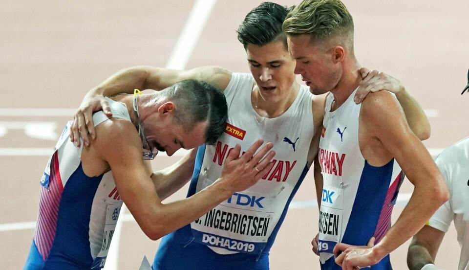 Sandnes-brødrene Henrik (t.v.), Jakob og Filip Ingebrigtsen samlet seg etter målgang på 5.000-meteren i VM i Doha mandag. Yngstemann Jakob (19) så lenge ut til å kunne kjempe om edelt metall, men melkesyra ble for tøff å stå imot helt på tampen. Han ble likevel best av brødrene (5-.plass).