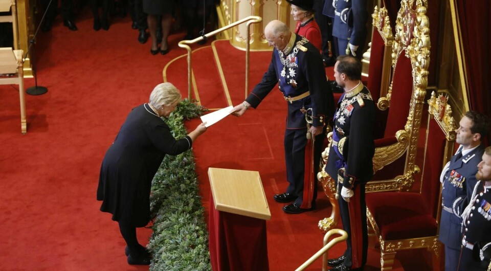 Statsminister Erna Solberg overrekker trontalen til kong Harald under åpningen av det 164. Storting.
