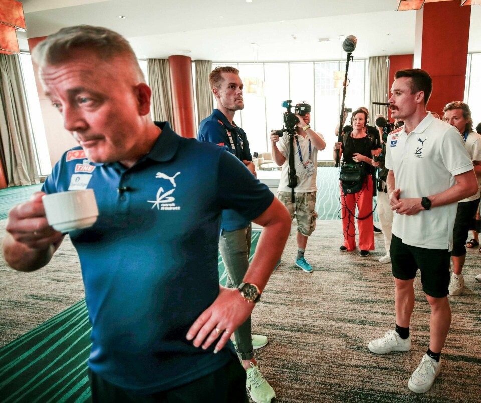 Trenerpappa Gjert Ingebrigtsen (i forgrunnen t.v.) har allerede rettet blikket mot Tokyo-OL neste år. Her er to av sønnene, Filip og Henrik, avbildet under et pressetreff i det pågående VM i Doha. FOTO: LISE ÅSERUD/NTB SCANPIX