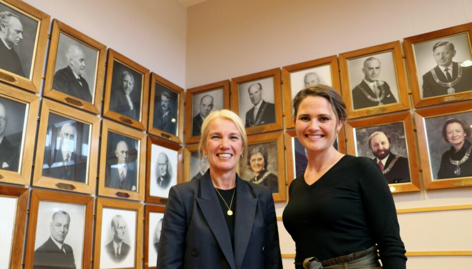 Ordfører Christine Sagen Helgø og påtroppende ordfører Kari Nessa Nordtun. På, veggen, mellom dem, Stavangers første kvinnelige ordfører Kari Thu (H), og over Nessa Nordtuns venstre skulder ser en yngre utgave av Nessa Nordtuns far, Tore Nordtun. Foto: Stein Roger Fossmo