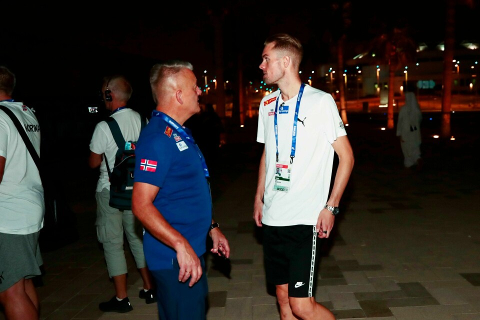 Gjert og Filip Ingebrigtsen i samtale etter Jakob Ingebrigtsens finaleløp i VM. Foto: Lise Åserud / NTB scanpix.