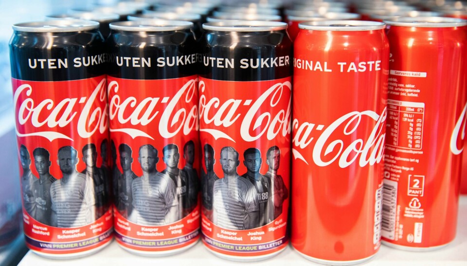 Coca-Cola uten sukker side om side med såkalt rød-cola (med sukker). Et av forslagene som ligger på bordet er å innføre en differensiert avgift for brus, hvor man skiller mellom sukkerfri og sukkerholdig.