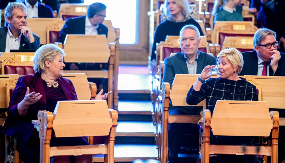 Statsminister Erna Solberg (t.v.) og finansminister Siv Jensen (t.h.) la i dag fram forslag til statsbudsjett for neste år. Der er det satt en brå stopper for skattelette på formue og inntekt.