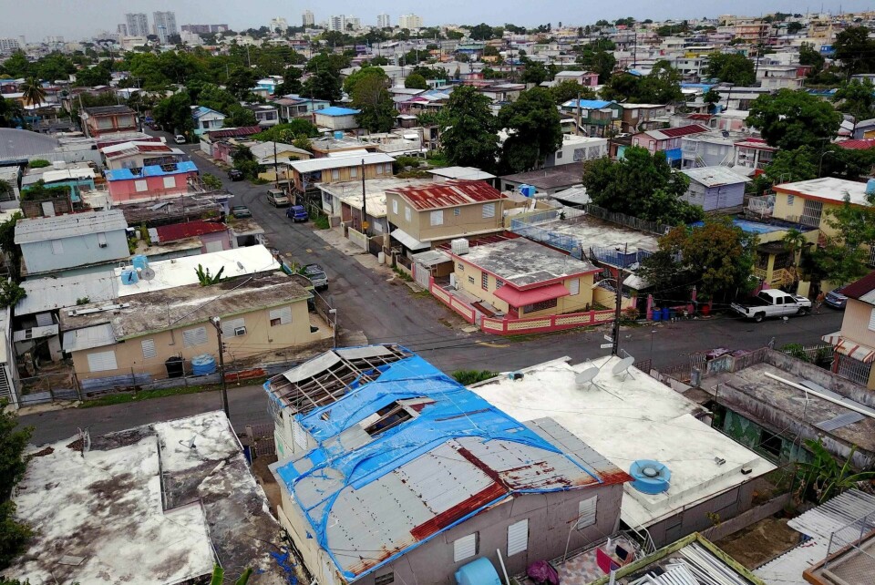 To år etter at orkanen Maria raserte mange hustak i hovedstaden San Juan i Puerto Rico må huseierne klare seg med blå plast til beskyttelse mot regnvær. FOTO: RICARDO ARDUENGO/NTB SCANPIX