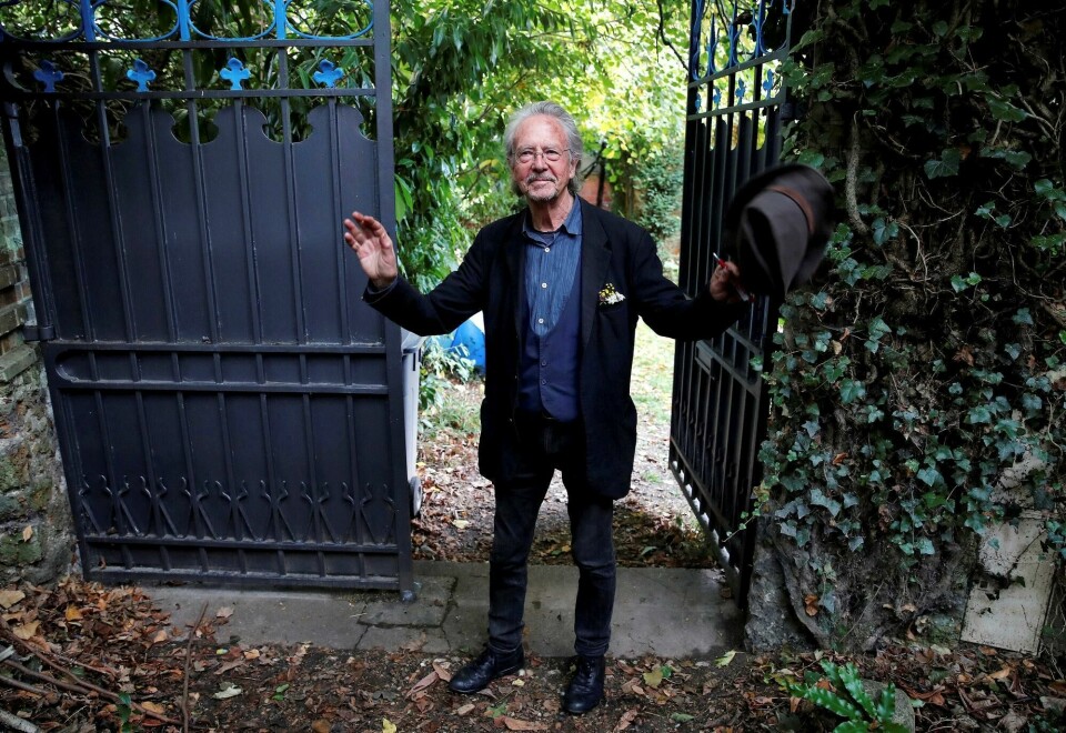 Peter Handke mottar pressen utenfor sitt hjem ved Paris, etter tildelingen av Nobels litteraturpris 2019 torsdag. Austrian author Peter Handke gestures as he arrives back at his house in Chaville near Paris, Thursday, Oct. 10, 2019. Handke was awarded the 2019 Nobel Prize in literature earlier Thursday. (AP Photo/Francois Mori)