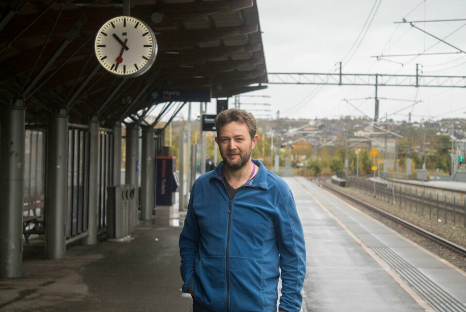 Togpendler Odd Egil Overskeid er ikke spesielt fornøyd med Vy, etter toget ikke ventet ett minutt på at han og de andre togpendlerne i bussen fikk komme om bord Togpendler Odd Egil Overskeid er ikke spesielt fornøyd med Vy, etter toget ikke ventet ett minutt på at han og de andre togpendlerne i bussen fikk komme om bord