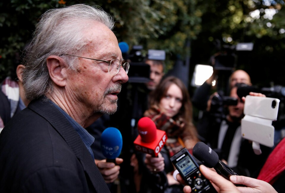 Peter Handke møter pressen etter at det ble kunngjort at han får Nobelprisen i litteratur.