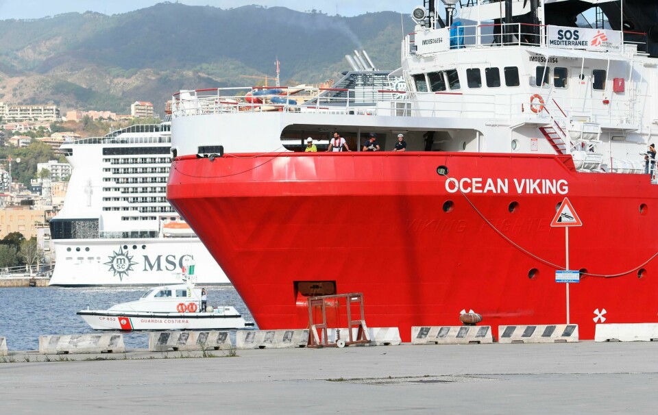Det norske skipet Ocean Viking fotografert i havna på Sicilia i Italia. Natt til søndag hentet skipet, som driftes av Leger Uten Grenser og SOS Méditerranée opp 74 mennesker fra en gummibåt utenfor kysten av Libya. Bildet er av skipet Ocean Viking som ligger i en havn. Det er hvitt og rødt. Foto: Carmelo Imbesi / ANSA / AP / NTB