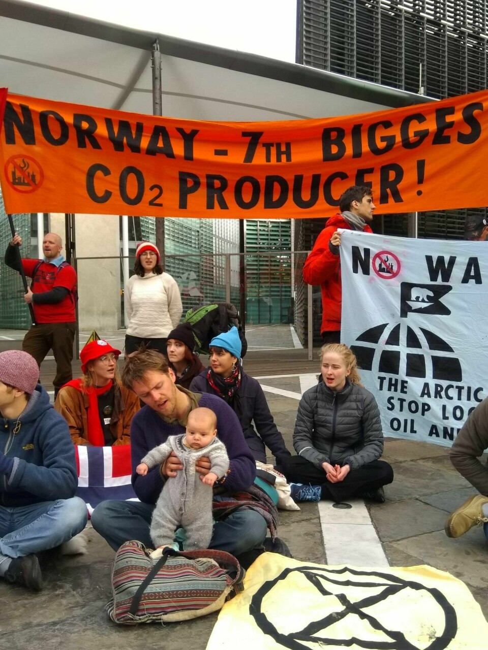 Leo og pappa Dag Kolstø hadde selskap av om lag 100 andre aktivister fra Extinction Rebellion, omtrent halvparten av dem fra Norge, under aksjonen utenfor den norske ambassaden. FOTO: XR