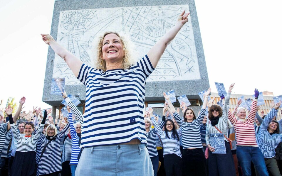 «Sikkerhet er det politiske feltet som oftest heves over politisk debatt», skriver Minda Holm, og trekker fram debatten om Y-blokka som eksempel. Her demonstranter foran Y-blokka som markerer motstanden mot vedtaket om riving, iført stripete plagg for å hedre Picasso. I front direktør for Henie Onstad Kunstsenter, Tone Hansen. FOTO: OLE BERG-RUSTEN/NTB SCANPIX