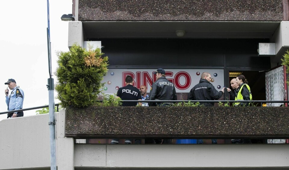 Det var i juni 2017 en mann ble alvorlig skadet da flere menn gikk til angrep, bl.a. med en machete, på Ensjø bingo i Oslo. Her arbeider politiet på stedet etter angrepet. To dømte fikk skjerpet straff i ankesaken.