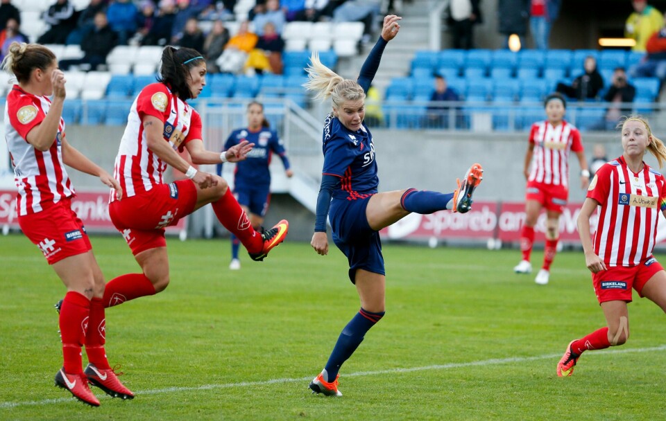 Ada Hegerberg scorer på bestilling for Lyon. Foto: Jan Kåre Ness / NTB scanpix