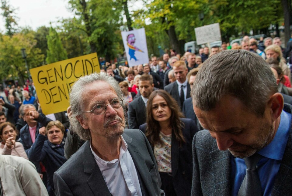 Nå har han fått Nobelprisen - slik ble han møtt da han mottok Ibsenprisen i Oslo: Peter Handke, hans kone Sophie Semin (bak), juryleder Per Boye Hansen. FOTO: FREDRIK VARFJELL/NTB SCANPIX Nå har han fått Nobelprisen - slik ble han møtt da han mottok Ibsenprisen i Oslo: Peter Handke, hans kone Sophie Semin (bak), juryleder Per Boye Hansen. FOTO: FREDRIK VARFJELL/NTB SCANPIX