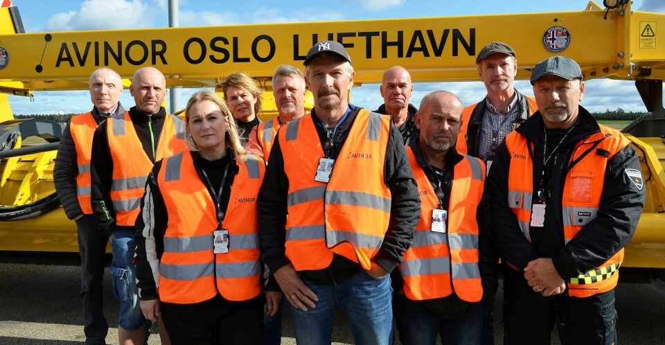 Etter 36 år i Posten og Avinor hadde Trond Hagen (i midten med caps) planer om å gå av med pensjon som 62-åring. Men den retten har han ikke. Det har heller ikke: Kristian Henningsen (45), Anne Bodin (46), Kari Jensen (51), Ronny Rustad (55), Trond Hagen (62), Magne Løften (56), Egon Hermansen (59, Geir Kvernbråten (62) og Bjørn Aas (60). Helt til venstre står tillitsvalgt Ole Hansen. Etter 36 år i Posten og Avinor hadde Trond Hagen (i midten med caps) planer om å gå av med pensjon som 62-åring. Men den retten har han ikke. Det har heller ikke: Kristian Henningsen (45), Anne Bodin (46), Kari Jensen (51), Ronny Rustad (55), Trond Hagen (62), Magne Løften (56), Egon Hermansen (59, Geir Kvernbråten (62) og Bjørn Aas (60). Helt til venstre står tillitsvalgt Ole Hansen.