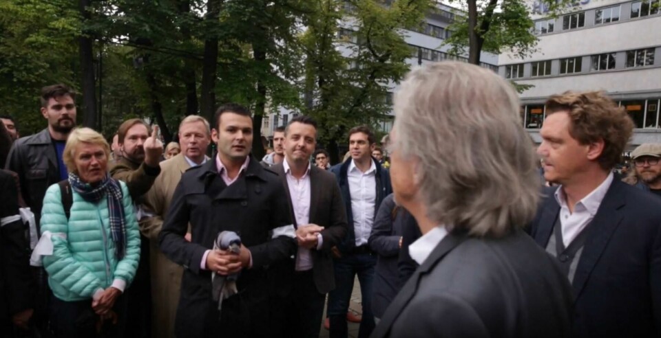 Peter Handke konfronterer Edin Kadribegovic under demonstrasjonen foran Nationaltheatret. Peter Handke konfronterer Edin Kadribegovic under demonstrasjonen foran Nationaltheatret.