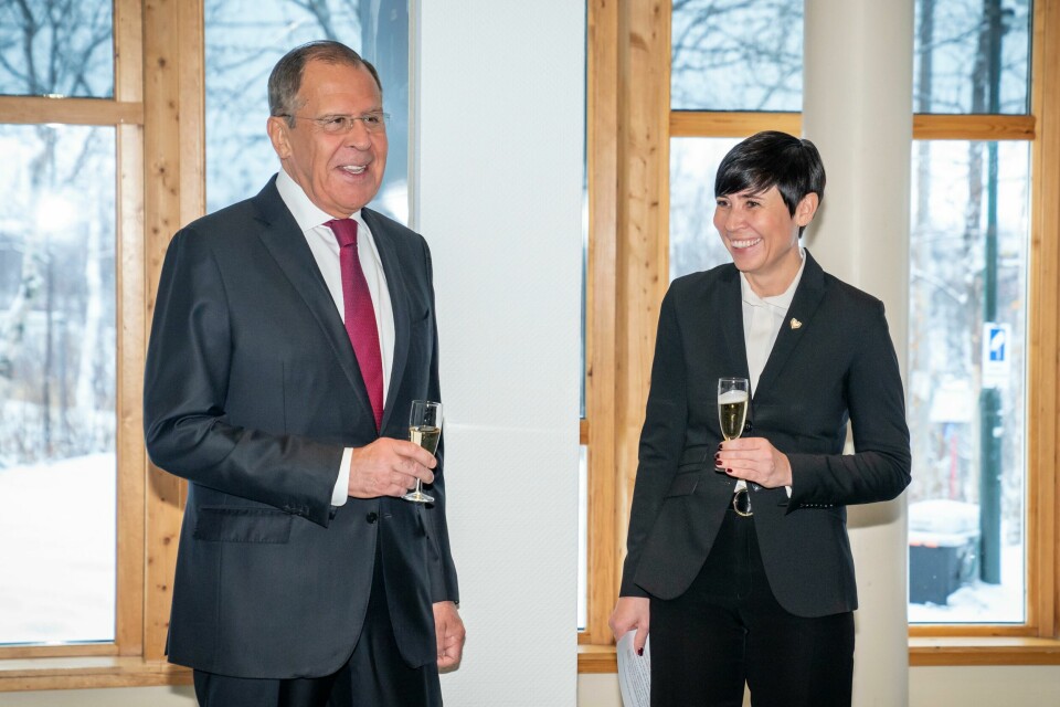 Utenriksminister Ine Eriksen Søreide og hennes russiske kollega Sergej Lavrov i Grenselandmuseet fredag. Kirkenes 20191025. Utenriksminister Ine Eriksen Søreide drikker musserende vin med sin russiske kollega Sergej Lavrov under åpningen av en jubileumsutstilling for grenseregimeavtalen på Grenselandmuseet i anledning markeringen av 75-årsdagen for frigjøringen av Øst-Finnmark.Foto: Heiko Junge / NTB scanpix