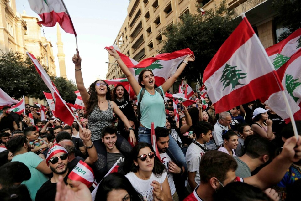 I Libanon, som her i Beirut, har flere titalls tusen mennesker demonstrert mot regjeringen.