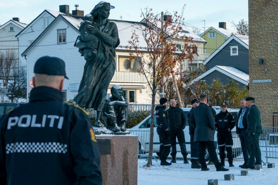 Politi undersøker plassen foran Krigsmødremonumentet på torget i Kirkenes dagen før markeringen av 75-årsdagen for frigjøringen av Øst-Finnmark. Politi undersøker plassen foran Krigsmødremonumentet på torget i Kirkenes dagen før markeringen av 75-årsdagen for frigjøringen av Øst-Finnmark.