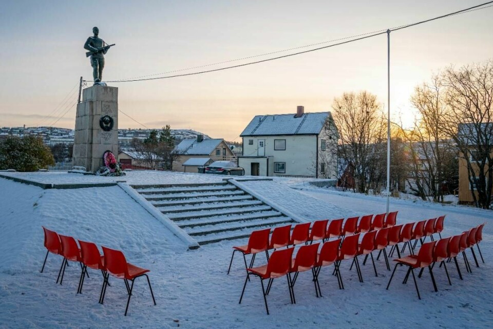 Benker er satt opp foran Frigjøringsmonumentet dagen før den sovjetrussiske frigjøringen av Øst-Finnmark i 1944 skal markeres fredag.