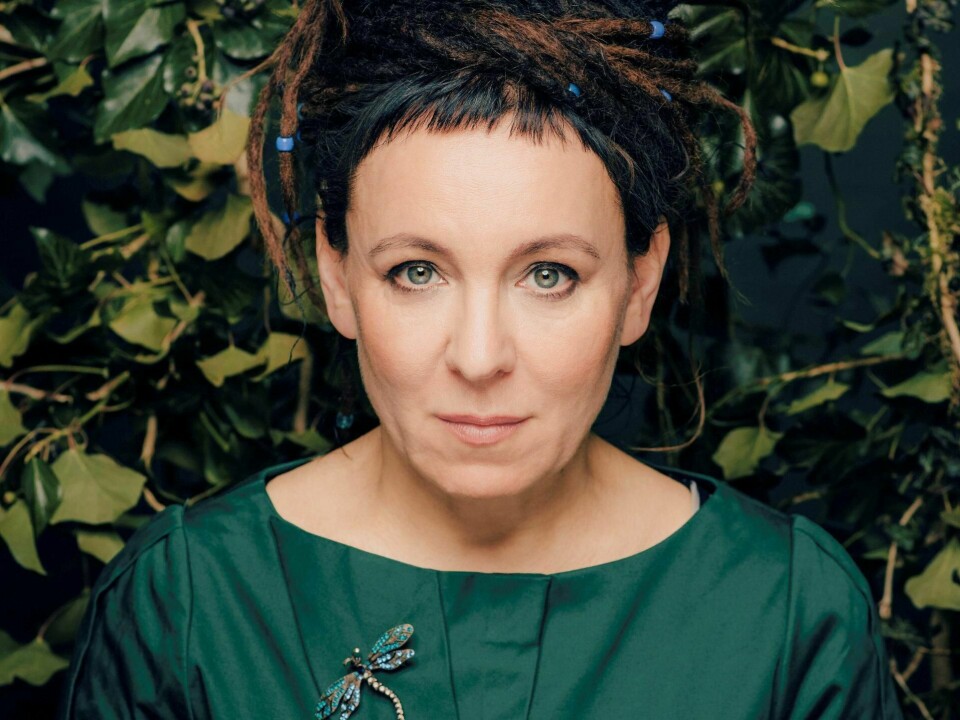 Nobelprisvinner i litteratur, polske Olga Tokarczuks, nyeste roman på norsk har mye vanskeligere tittel enn innhold. Faktisk er den riktig så morsom og lettlest, mener Dagsavisens anmelder.