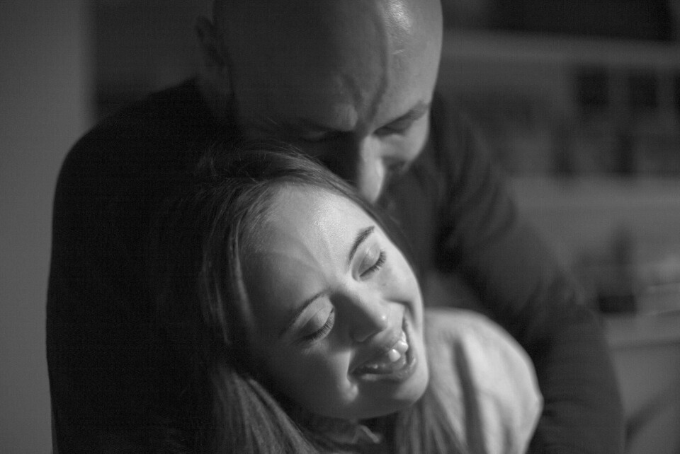 Faren sier han har fått et nærmere forhold til datteren etter å ha filmet henne. foto: Nina Viola Sundstedt Faren sier han har fått et nærmere forhold til datteren etter å ha filmet henne. foto: Nina Viola Sundstedt