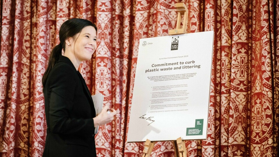 Byråd Lan Marie Berg skrev under den internasjonale plasterklæringen på vegne av Oslo. Foto: Jan Khur / Byrådsavdelingen for miljø og samferdsel.