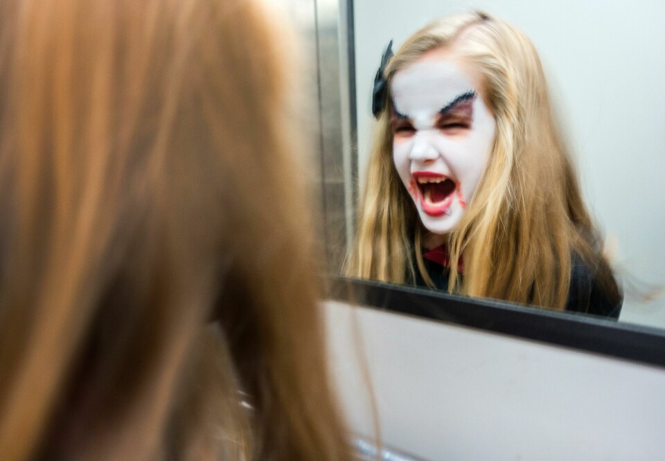 Ikke så overraskende er det generelt en høyere andel unge og personer som kan antas å ha barn som sier de feirer halloween, enn det er blant dem som har passert 50 og 60 år. Trondheim 20171122.
Jente som skal feire Allehelgensaften / Halloween er dagen før allehelgensdag. Modellklarert.
Foto: Gorm Kallestad / NTB scanpix