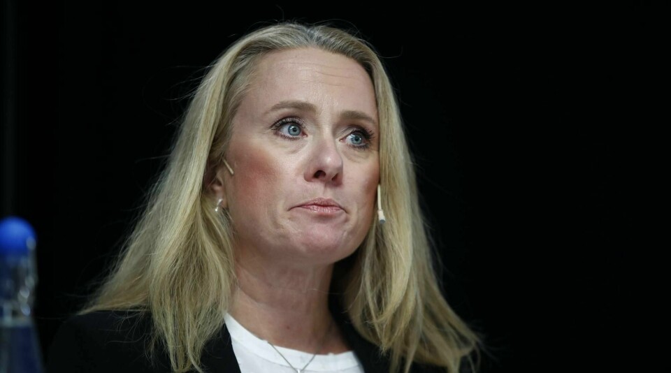 Arbeids og sosialminister Anniken Hauglie under en pressekonferanse om at retten til å ta med seg trygd til andre EØS-land har vært praktisert feil.