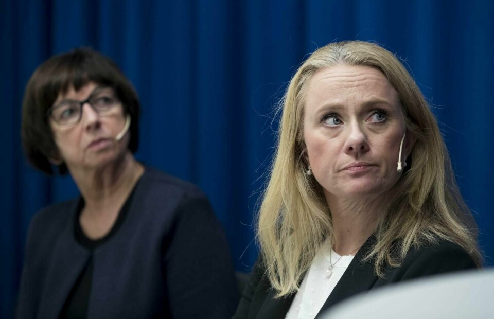 Arbeids- og sosialminister Anniken Hauglie (t.h.) og NAV-direktør Sigrun Vågeng holdt mandag pressekonferanse om retten til å ta med seg trygd til andre EØS-land. Regelen har vært praktisert feil siden 2012, og har fått store konsekvenser for mange mennesker. Foto: Terje Pedersen, NTB Scanpix